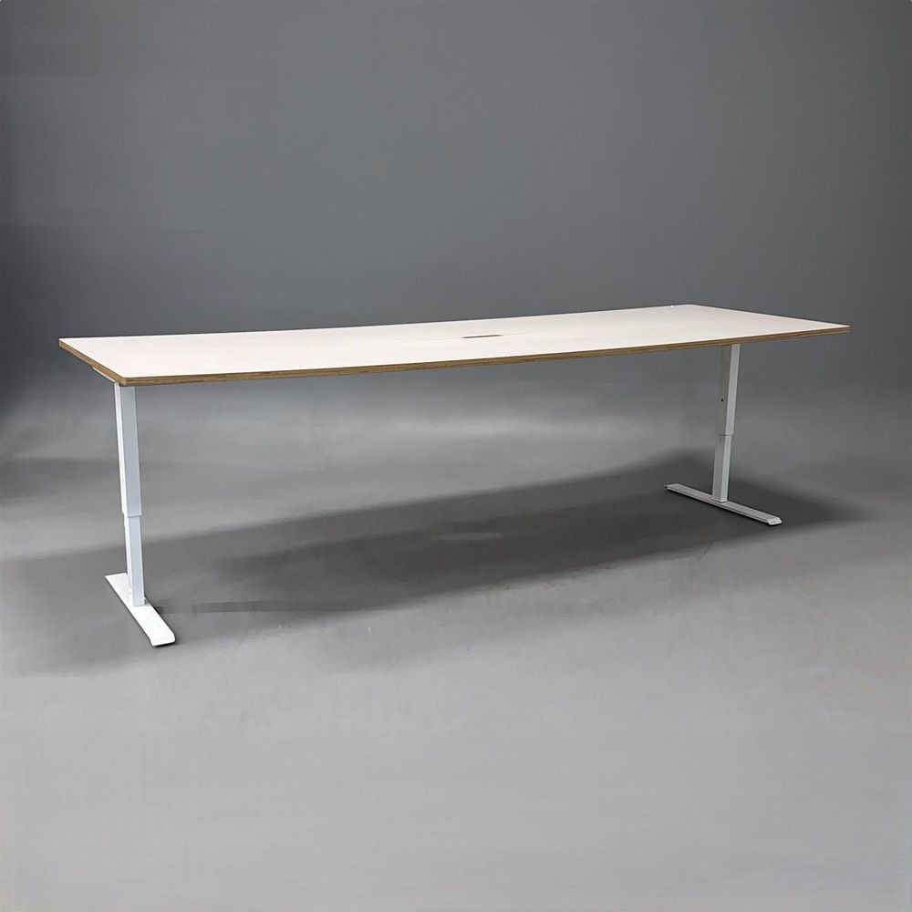Begagnat konferensbord Links från Morgana i beige med plywoodkant, vita ben och kabellucka. Mått: bredd 300 cm, djup 100 cm, höjd 74 cm.