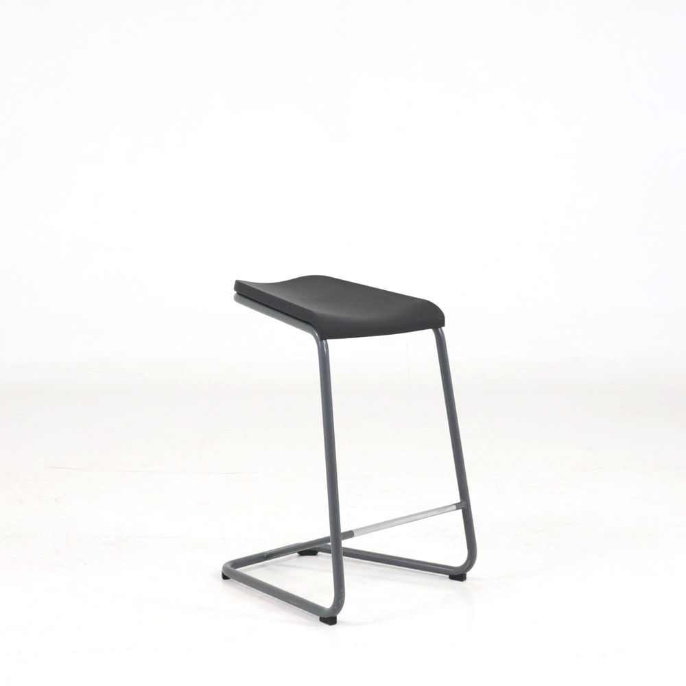 Begagnad barstol Add från Lammhults i svart. Mått: bordshöjd 90 cm. Höjd 67 cm, bredd 36 cm och djup 36 cm. 