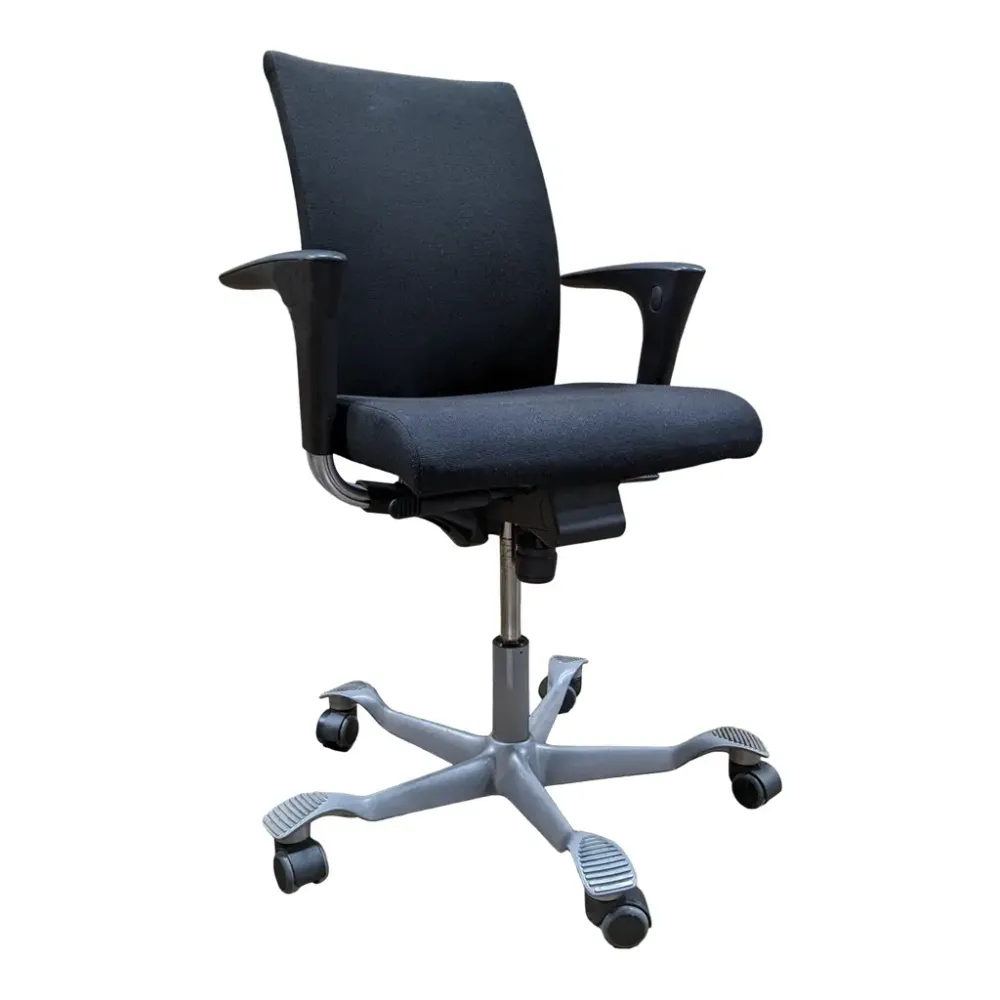 Begagnad Kontorsstol från HÅG modell H04. I svart/grå färg. Mått höjd 85–99cm, bredd 70 cm, djup 70 cm, Justerbar sitthöjd 44–58 cm.