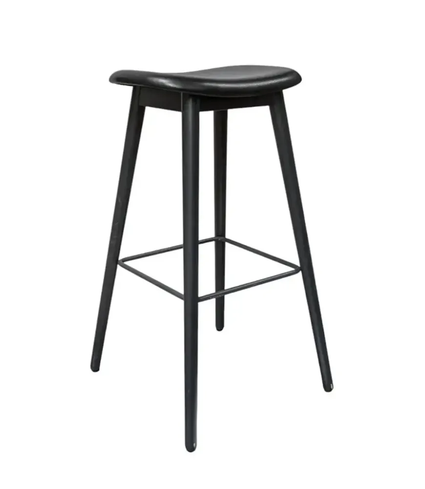 Begagnad barstol från Muuto, modell Fiber Bar Stool. I svart. Mått: höjd 79 cm, bredd 46 cm och djup 33 cm.