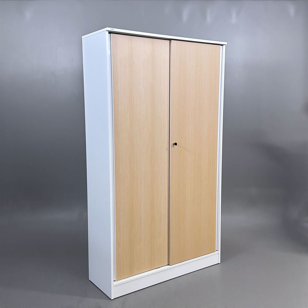 Begagnat skåp med skjutdörr Reflect från Edsbyn. Stomme i vit färg, dörrar i ask. Mått: bredd 120 cm, djup 43.5 cm och höjd 206 cm. 