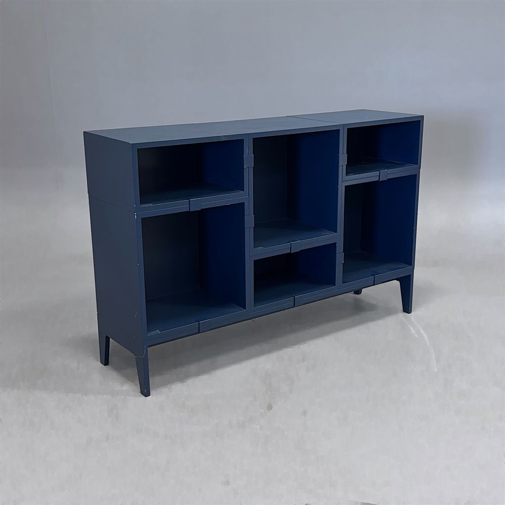 Begagnad öppen förvaring Stacked från Muuto i blått. Mått: bredd 120 cm, djup 35 cm och höjd 104 cm. 