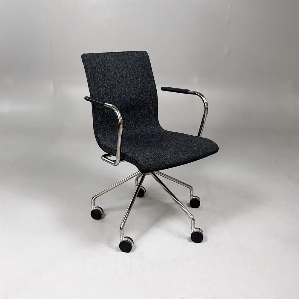Begagnad stol med hjul Flex F-228 från Skandiform i mörkgrå klädsel, kromat underrede och armstöd. Mått: Bredd 62 cm, djup 60 cm, höjd 88 cm och sitthöjd 46 cm 