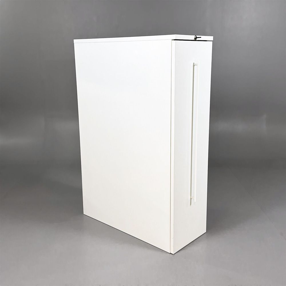 Begagnat towerskåp i vitt. Mått: Bredd 34,5 cm, Djup 81 cm, Höjd 120 cm.