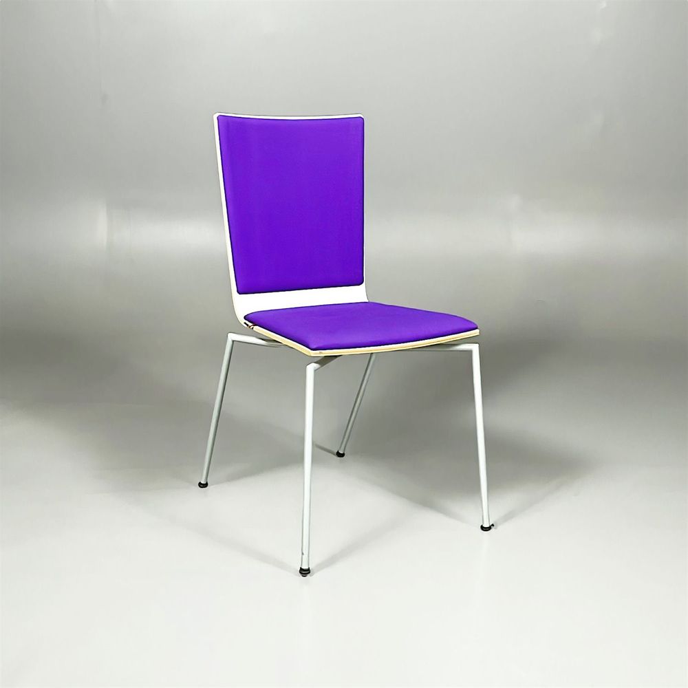 Begagnad lila konferensstol med silverben från Bombastik, modell Slim. Perfekt för kontor och mötesrum.