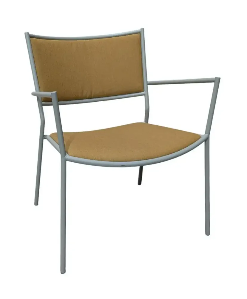 Begagnad fåtölj Jig Easy Chair från Massproductions i ljusbrunt tyg och grått stativ. Mått: Höjd 72 cm, Bredd 62 cm, Djup 62 cm. Sitthöjd 38 cm.