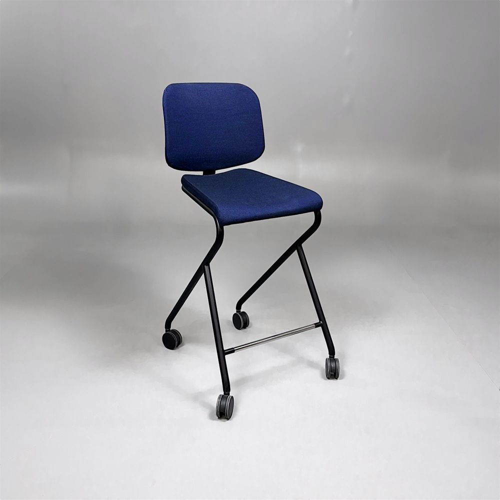 Begagnad barstol Add Move från Lammhults med mörkblå tygklädsel, svart underrede, hjul och fotstöd. Mått: Bredd 48 cm, djup 56 cm och sitthöjd 63 cm.