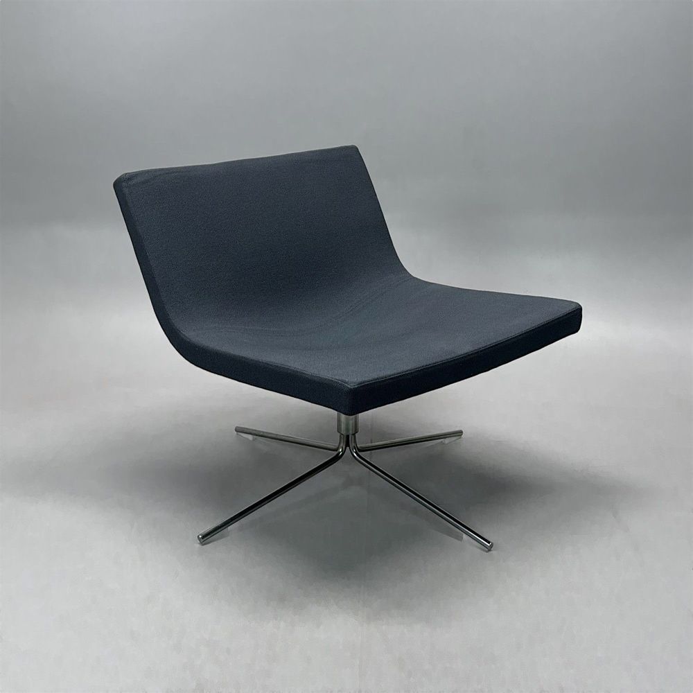 Begagnad fåtölj Bond från Offecct. I grått tyg med ett kromat kryssunderrede. Mått: bredd 68 cm, djup 67 cm och höjd 69 cm.
