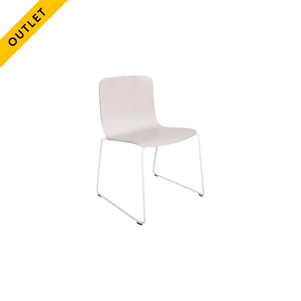 Begagnad matstol från Johanson Design modell Robbie. I vitbetsat ekfanér underrede med vita medar. Mått: Höjd 80 cm x Bredd 54,5 cm x Djup 60 cm.