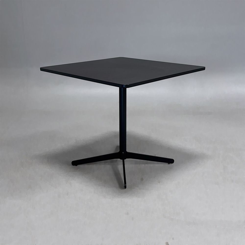 Begagnat cafébord Feather från Edsbyn svart. Mått: bredd 80 cm, djup 80 cm och höjd 72 cm. 