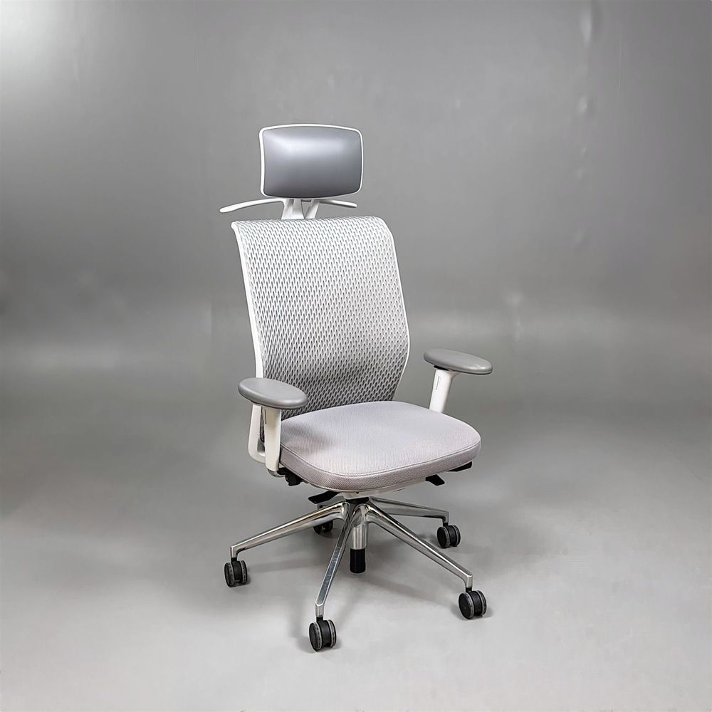 Begagnad kontorsstol ID Mesh från Vitra ljusgrå mesh med grått nackstöd, armstöd, klädhängare och kromat underrede. Mått: Sitthöjd 40–52 cm.