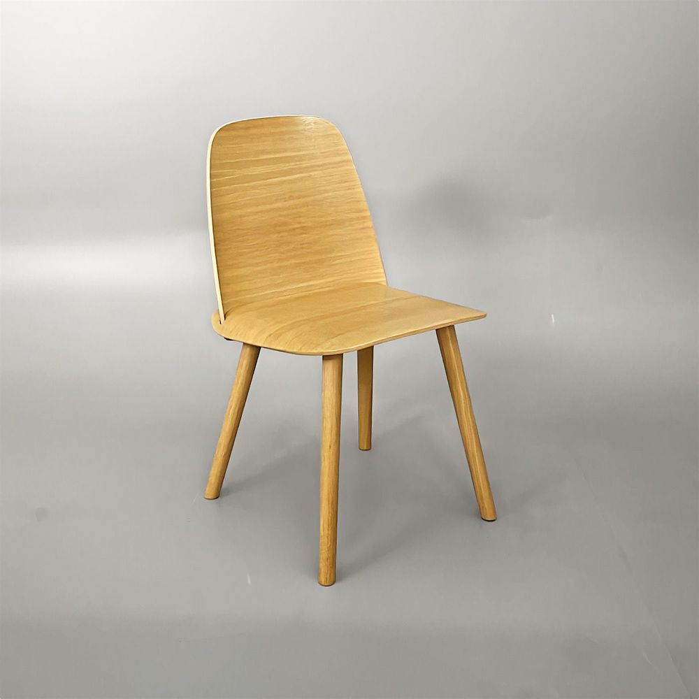 Begagnad matstol Nerd från Muuto i ek. Mått: Bredd 45 cm, djup 50 cm, höjd 80 cm och sitthöjd 46 cm. 