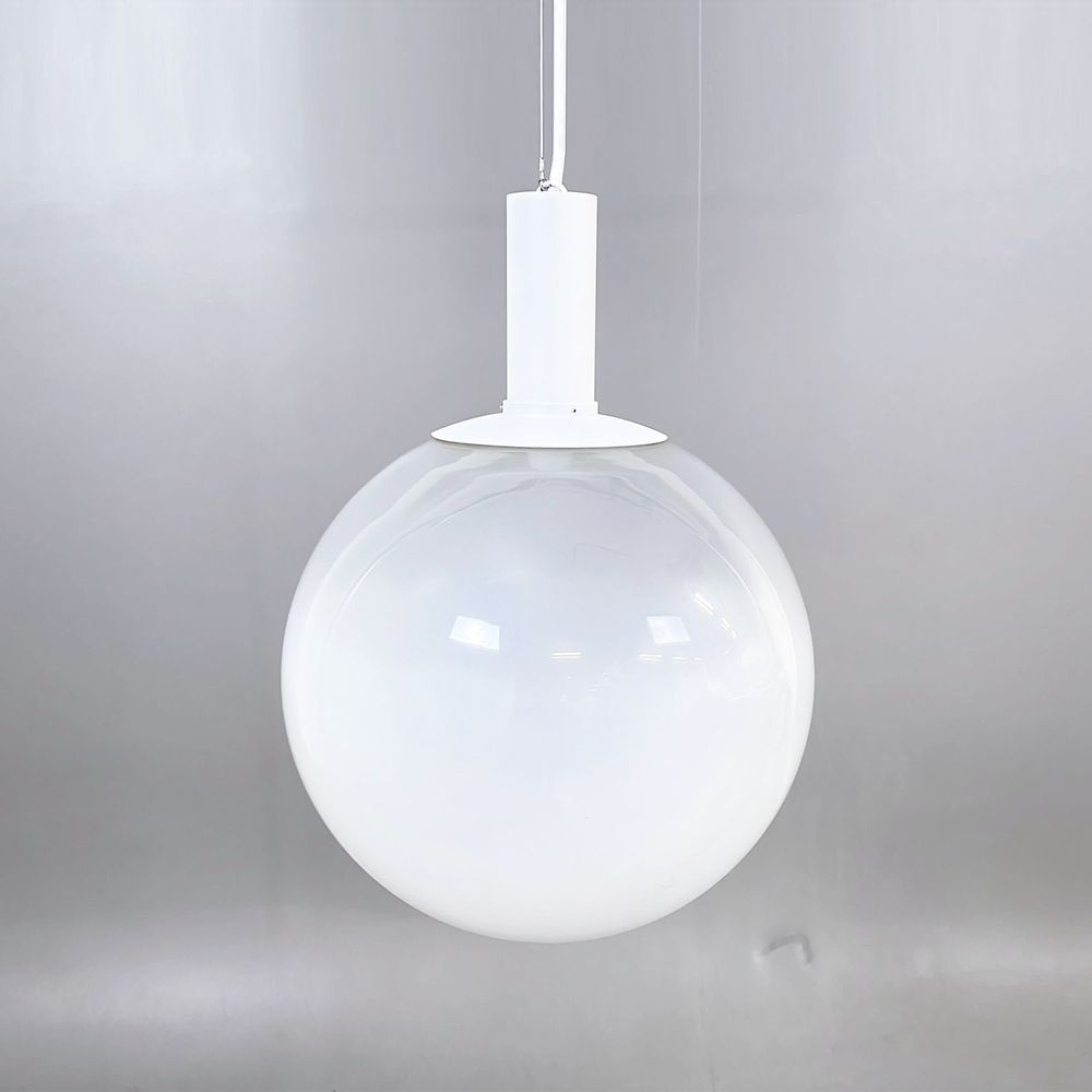 Begagnad taklampa Fog från Zero i vit. Mått: Diameter 35 cm. 