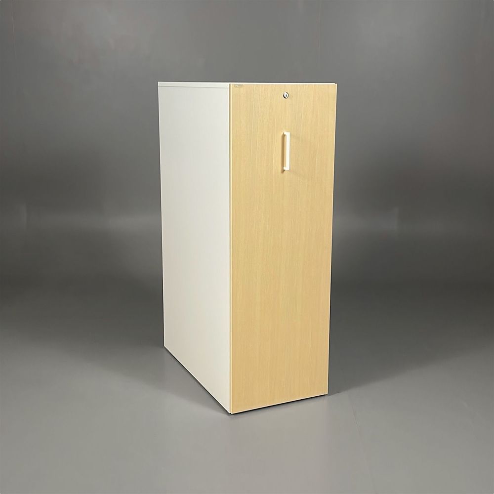 Begagnat towerskåp från Edsbyn, modell Reflect. Med ask skåp och vit stomme. Mått: Bredd: 43 cm, Höjd: 130 cm, Djup: 80 cm 
