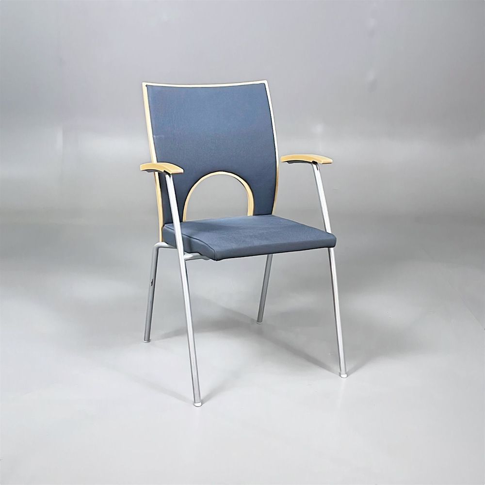 Begagnad konferensstol från Kinnarps modell Yin. Grått tyg på sits och rygg, rygg i björk och ben i silverfärg. Bredd: 54 cm. Djup: 56 cm. Höjd: 87 cm. Sitthöjd: 42 cm.
