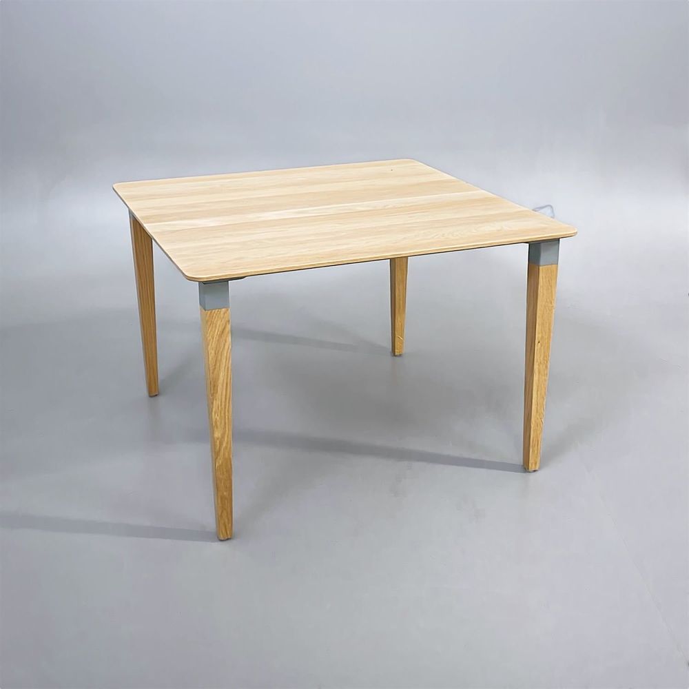 Begagnat soffbord från Kinnarps modell Combine i ek. Mått: bredd 80 cm x höjd 55 cm x djup 80 cm. 