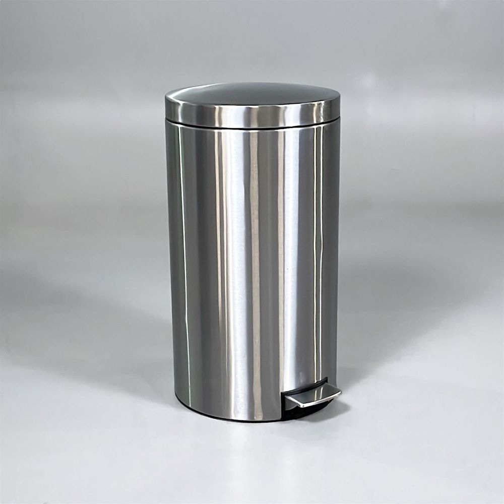 Begagnad papperskorg New Icon 40l från Brabantia med borstad aluminiumyta. Mått: Diameter 37 cm, Höjd 67 cm.