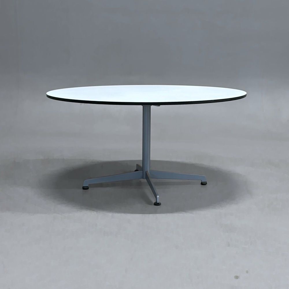 Begagnat soffbord Cooper från Lammhults. Med rund vit skiva och svart kantlist, silverfärgat stativ. Diameter 90 cm, Höjd 45 cm. 