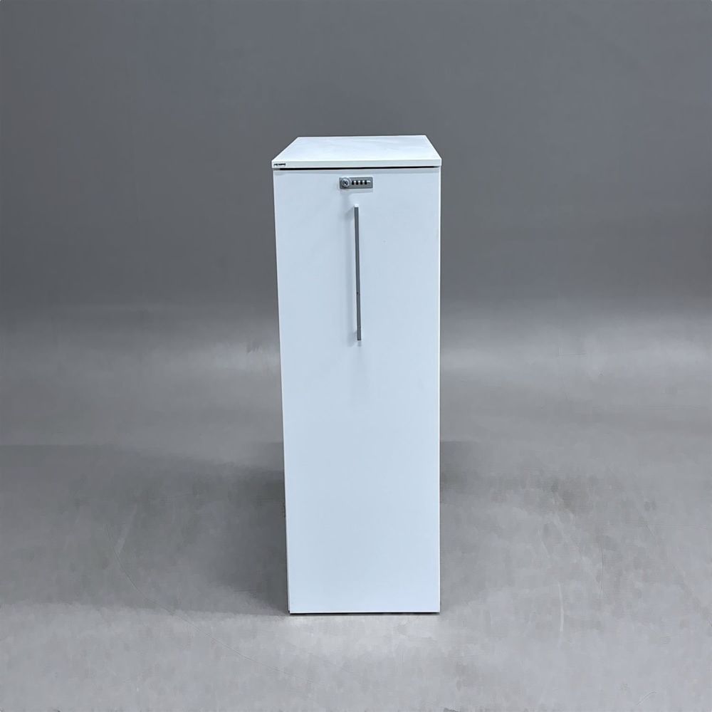 Begagnat towerskåp höger från Edsbyn i vitt. Med kodlås. Mått: Bredd: 43 cm, Djup: 84 cm, Höjd: 129 cm.