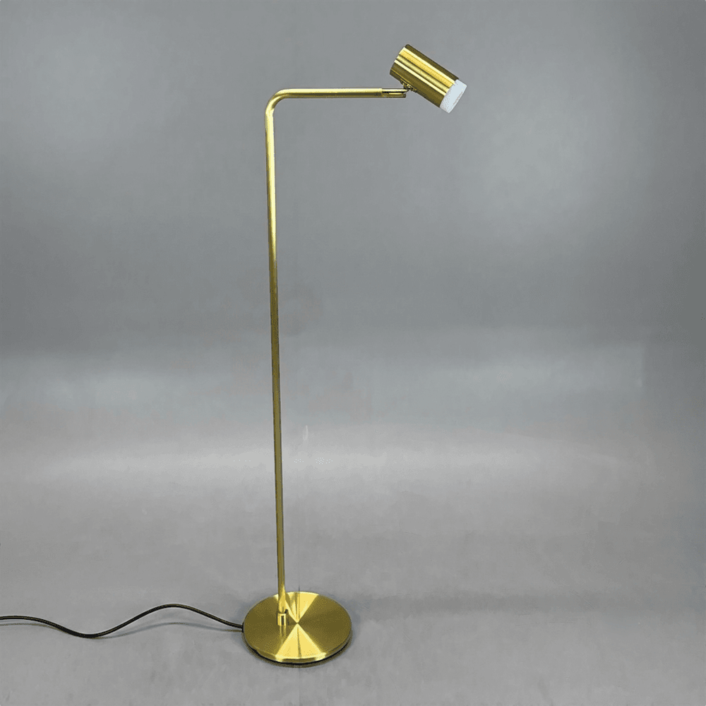 Begagnad golvlampa Cato Q från Belid i mässing. Mått: höjd 123 cm.
