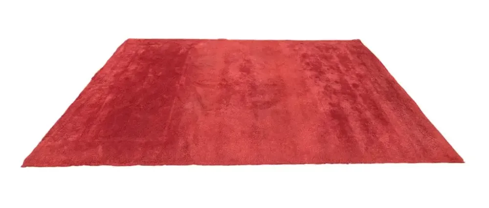 Begagnad matta från Kasthall i rött. Mått: höjd 1,5 cm, bredd 250 cm och djup 400 cm.