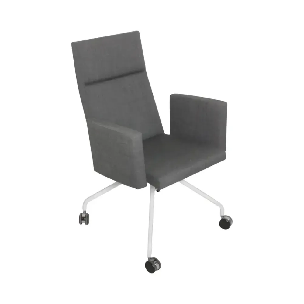 Begagnad stol med hjul Form från Martela. Helklädd i mörkgrått med stativ i vit. Mått höjd 95 cm, bredd 63 cm, djup 63 cm, sitthöjd 44 cm. 