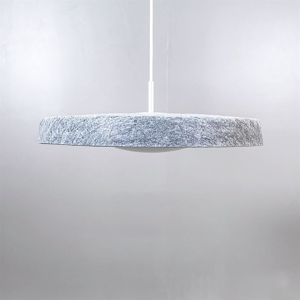 Begagnad taklampa från Valoa, modell Noa. Rund form klädd i grått filtmaterial. Mått: Diameter på 50 cm. 