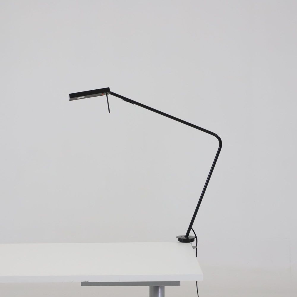 Begagnad skrivbordslampa Ninety från Glamox Luxo i svart. Mått: Längd: 14 cm, Höjd: 60 cm, Bredd: 5 cm.