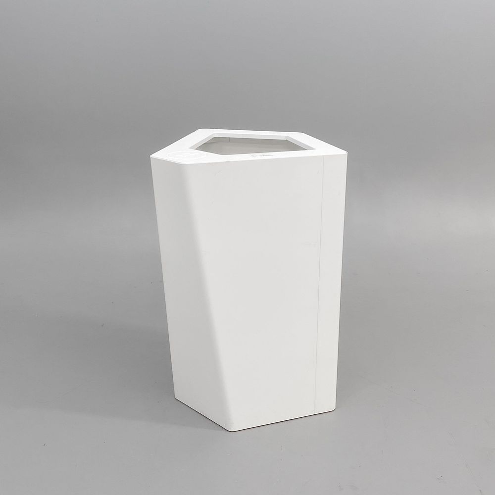 Begagnad källsortering Kite från TreCe i vit färg för restavfall. Mått: bredd 50 cm, djup 49.2 cm och höjd 70 cm. 