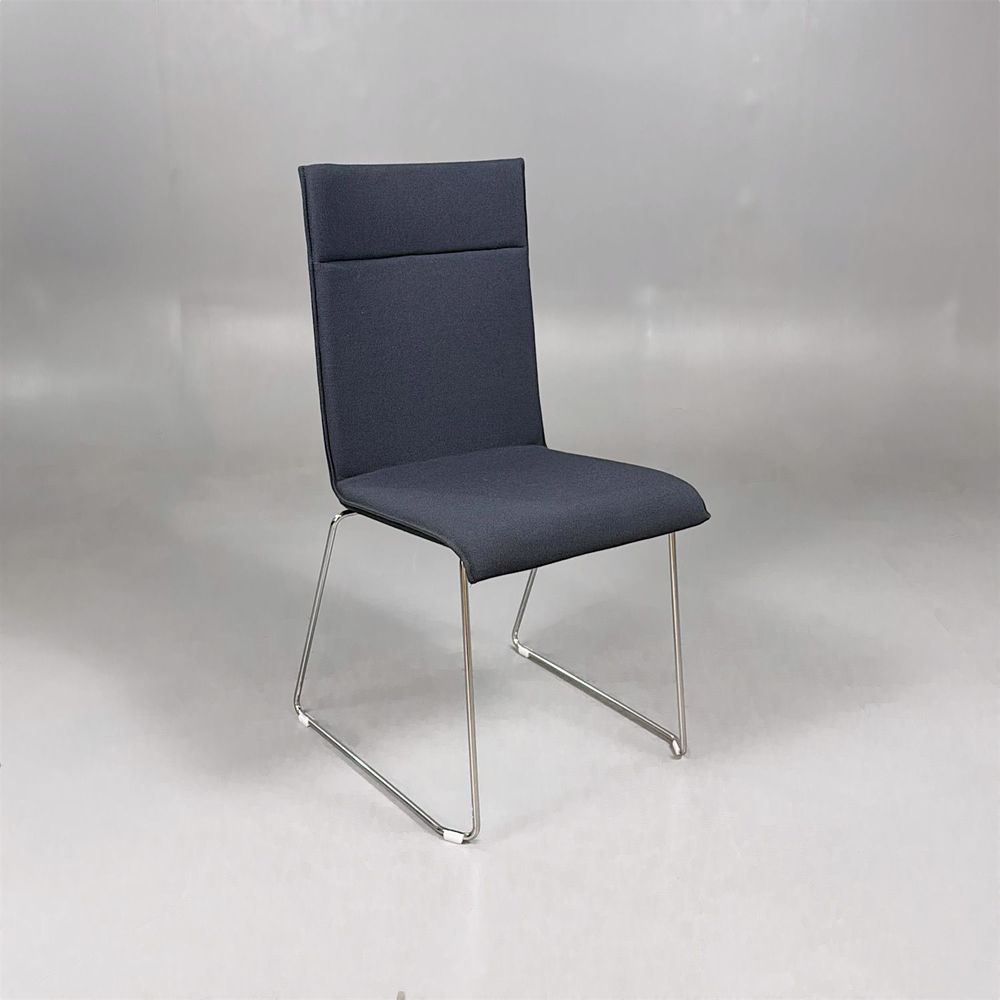 Begagnad konferensstol Lin från Tronhill. I grå textil, kromat stativ. Mått: Bredd 47 cm, Djup 45 cm, Höjd 96 cm, Sitthöjd 48 cm. 