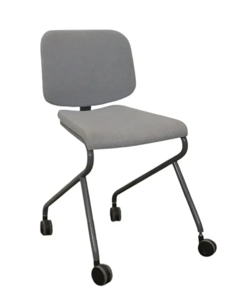 Begagnad stol med hjul Add Move från Lammhults med helklädd sits och rygg i ljusgrått tyg. Mått: Höjd 80 cm, bredd 44 cm och djup 47 cm. 