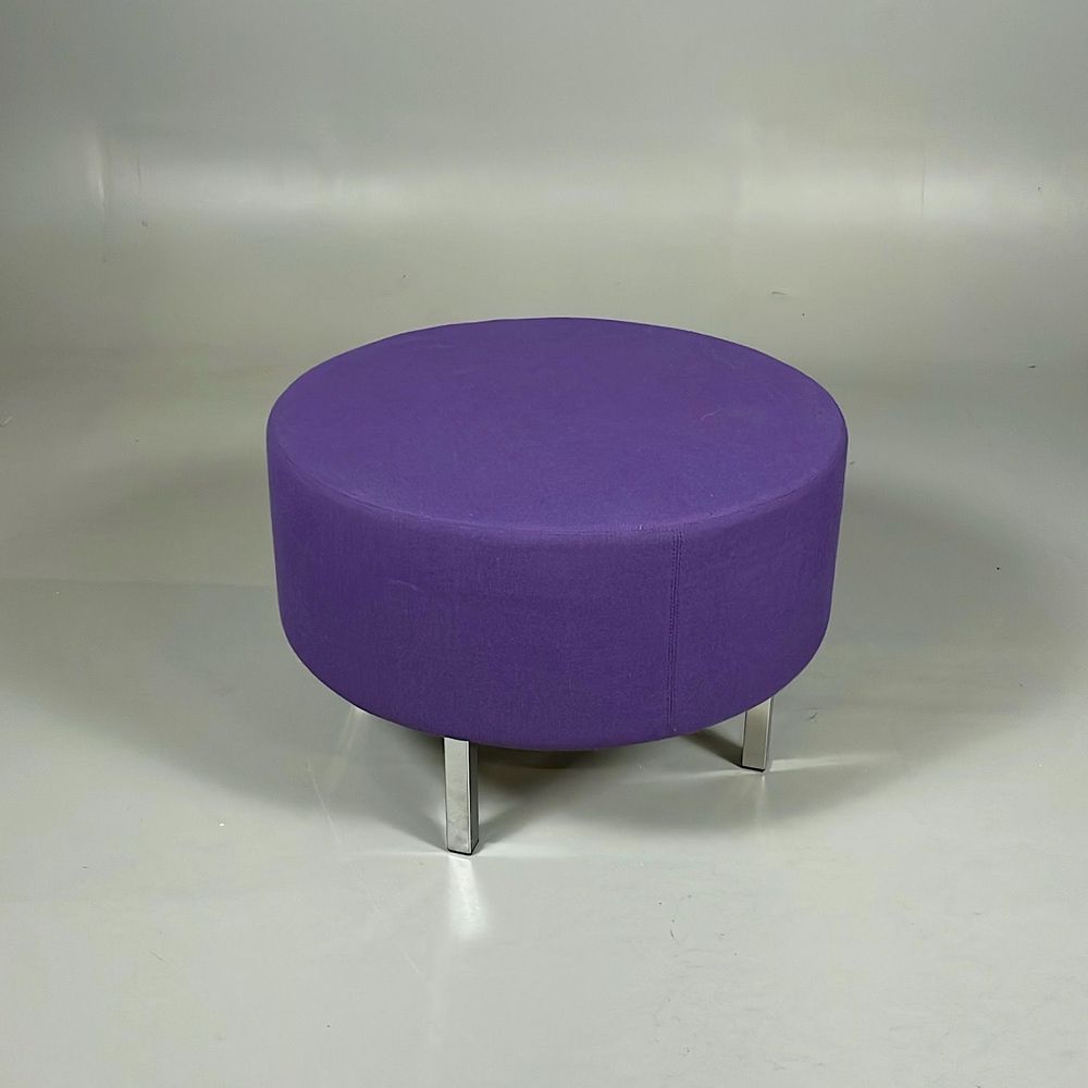 Begagnad rund sittpuff från Johanson Design, modell U-sit-O-70 i lila färg. Mått: Diameter på 70 cm och höjd på 42 cm. Klädselns färg är lila med ben i krom.
