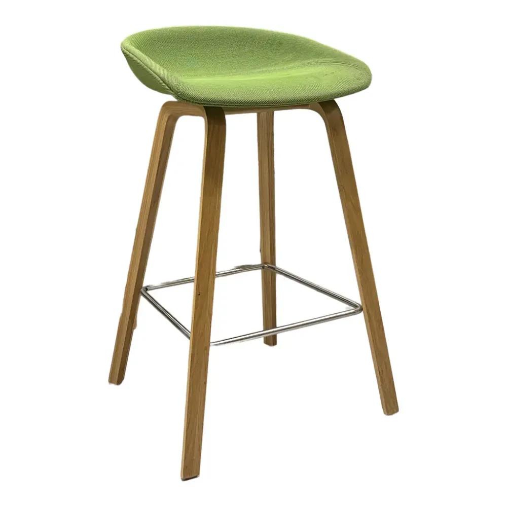 Begagnad barstol, modell About a Stool 32 från Hay. Grön sits med ben av ekträ. Mått: Höjd 76 cm x Bredd 46.5 x Djup 42.5 cm, sitthöjd 66 cm.