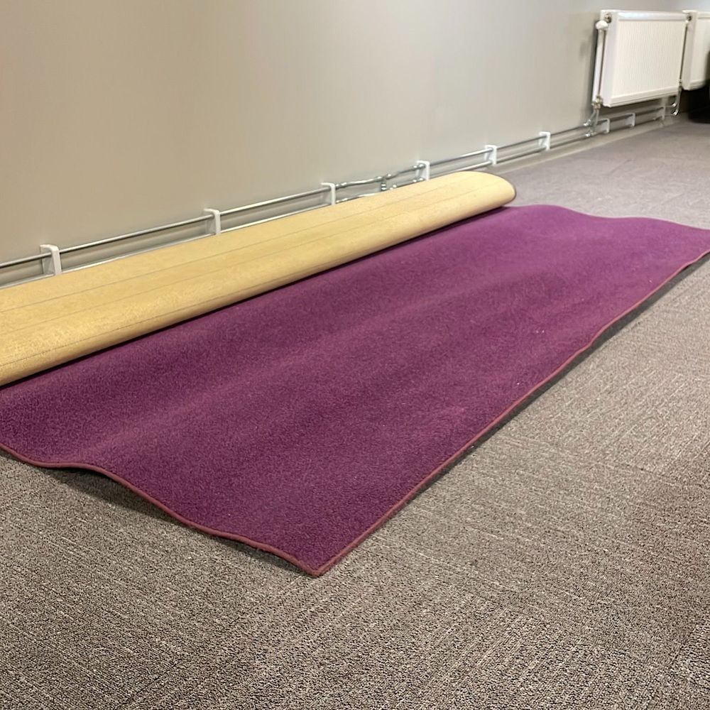 Begagnad lila matta med mått: bredd: 300 cm, djup: 250 cm. Perfekt för vardagsrum eller kontor där den ger en elegant touch samtidigt som den skapar en bekväm atmosfär.
