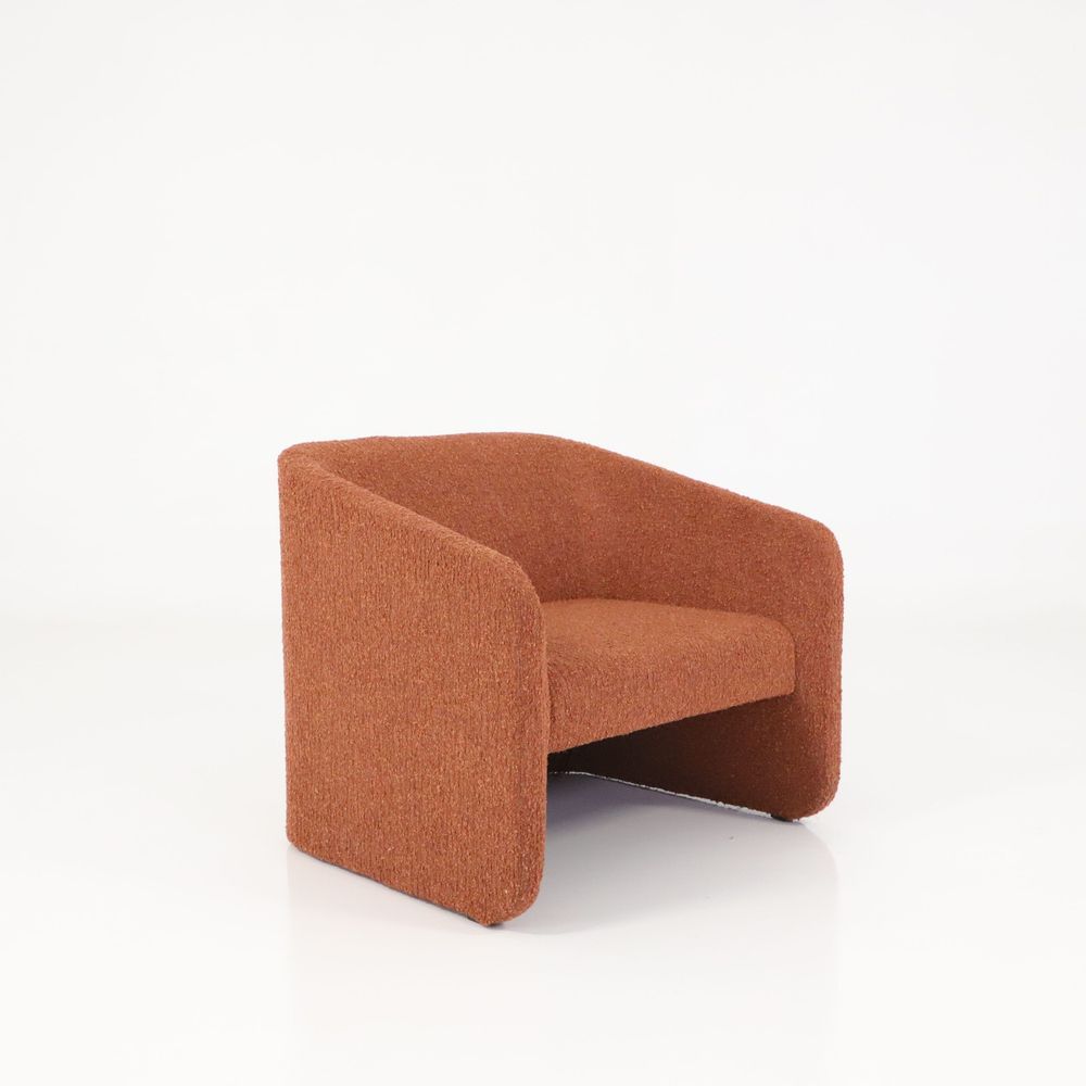 Begagnad fåtölj Race från Johanson Design i en roströd färg. Mått: Höjd: 80 cm, Sitthöjd: 44 cm, Bredd: 87 cm, Djup: 80 cm, Sittdjup: 54 cm.