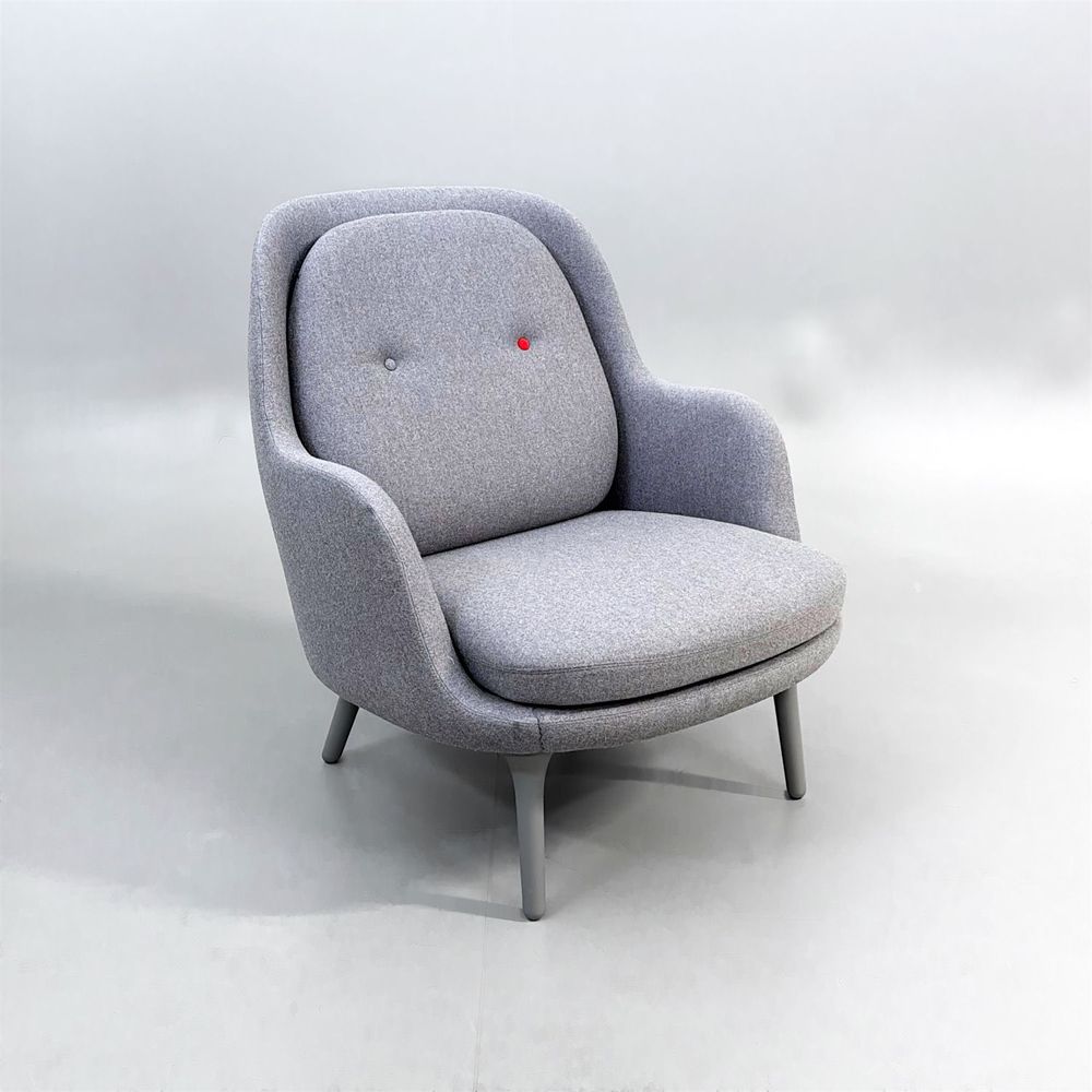Begagnad fåtölj Fri JH5 från Fritz Hansen klädd i ljusgrå färg med grålackerade ben. Mått: bredd 80 cm, djup 88 cm, Höjd 90.5 cm, Sitthöjd 43 cm. 