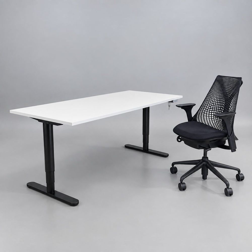 Begagnad kontorsgrupp med höj- och sänkbart skrivbord från Ikea samt kontorsstol Sayl från Herman i svart och vitt. Mått: Bredd 160 cm, Djup 80 cm, höjd 70–120 cm.