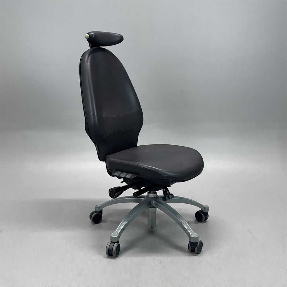 Begagnad kontorsstol Extend från RH i mörkbrunt läder med hög rygg, nackstöd. Utan armstöd. Mått: Sitthöjd 42–53 cm. 