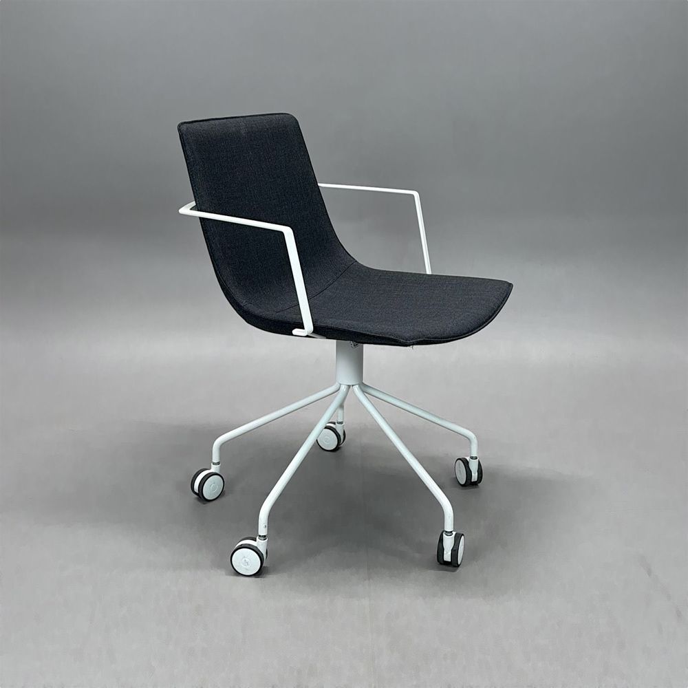 Begagnad stol med hjul Comet Sport från Lammhults i mörkgrått tyg med armstöd och stativ i vitt. Mått: bredd 58 cm, djup 58 cm, höjd 77 cm, sitthöjd 45,5 cm. 