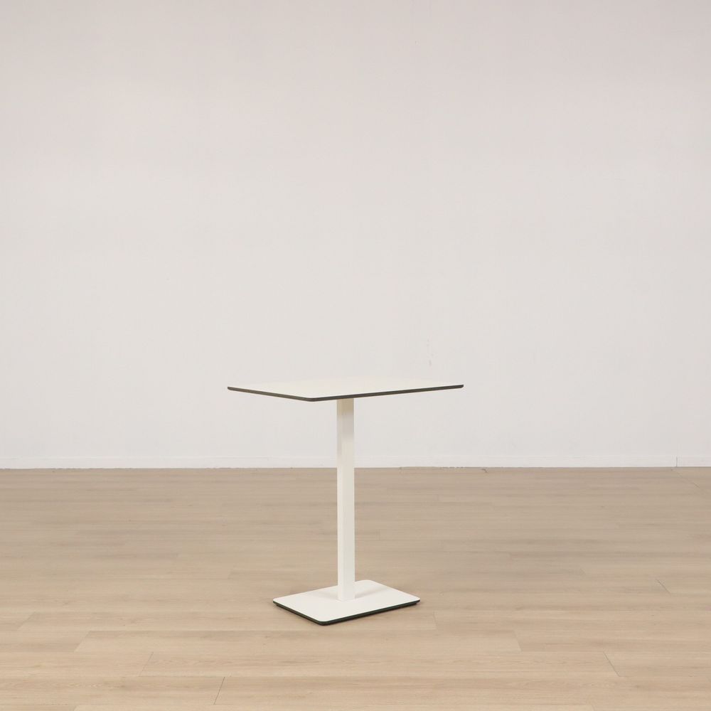Elegant begagnat cafébord från Karl Andersson & Söner, modell Ponoq. Vit kompakt laminat, pelare i vit lackerad metall. Höjd 72,5 cm.
