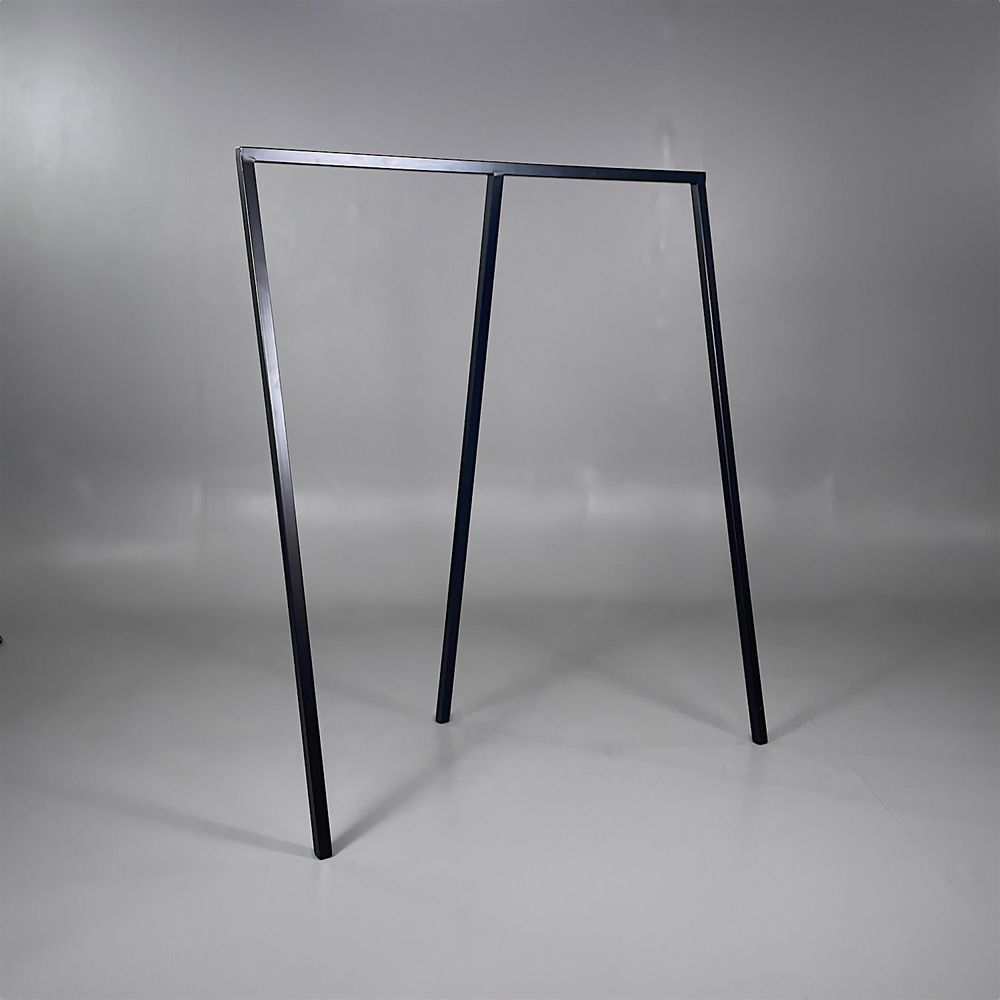 Begagnad klädhängare från HAY i Loop Stand Wardrobe. Tillverkad i svartlackad stål. Mått bredd 130 cm, djup 60 cm och höjd på 150 cm.