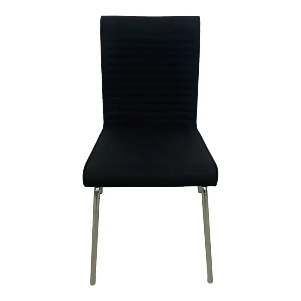 Begagnad svart konferensstol från Offecct, modell Quilt med vadderat mönster. Mått: höjd 81 cm, bredd 41 cm och djup 46 cm, sitthöjd 44 cm.