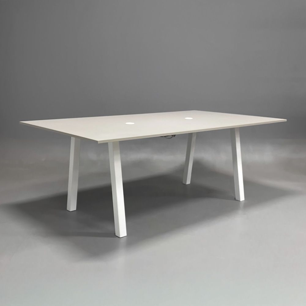 Begagnat projektbord modell VX Projekt från Horreds i gråbeige bordsskiva med vitt stativ. Mått: bredd 240 cm, djup 140 cm, höjd av 90 cm. 