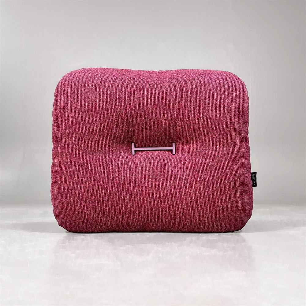 Begagnad kudde från Normann Copenhagen, modell Hi Cushion Flax i lila färg. Mått: bredd 60 cm, höjd 50 cm.