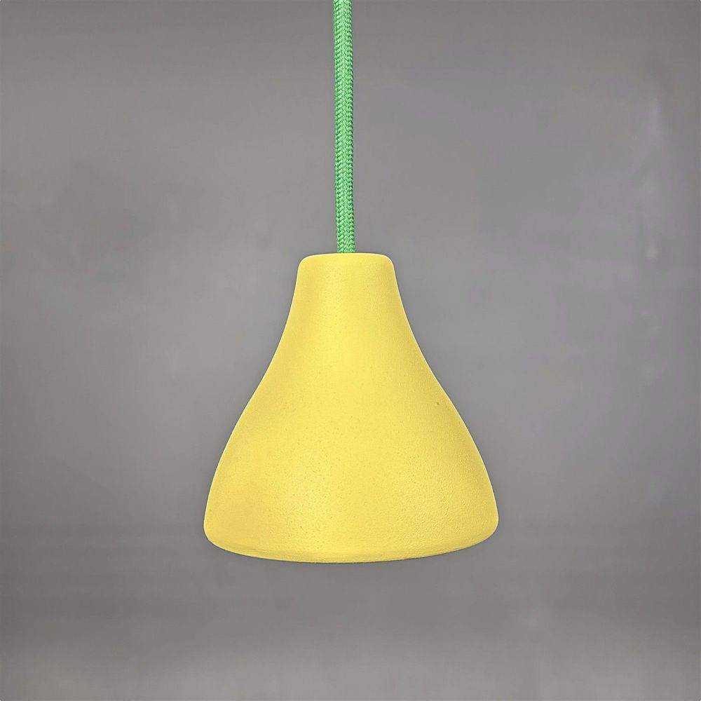 Begagnad taklampa Bell w131 från Wästberg. Bordsskärm i gult med grön textilkabel. Mått: diameter 12 cm, höjd 11.3 cm. 