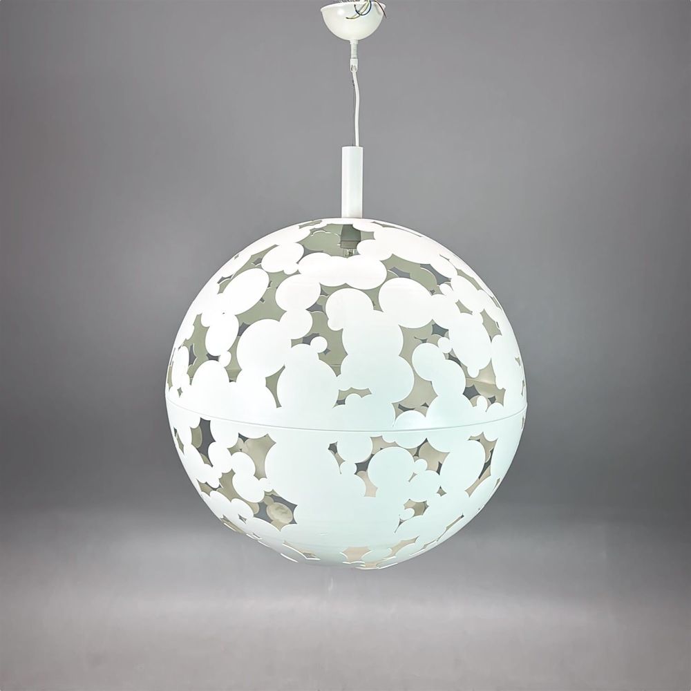Begagnad taklampa Camouflage från Zero i vit finish och rund form. Mått: diameter 80 cm. 