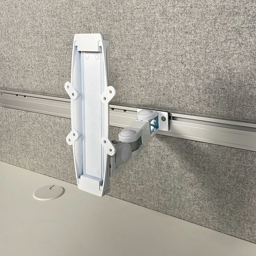 Begagnad vit monitorarm 'Vesa Slider' från Forming Function med skärmfäste. Designad för ergonomi med justerbar höjd och vinkel. Passar perfekt till både hemmakontor och professionella miljöer.