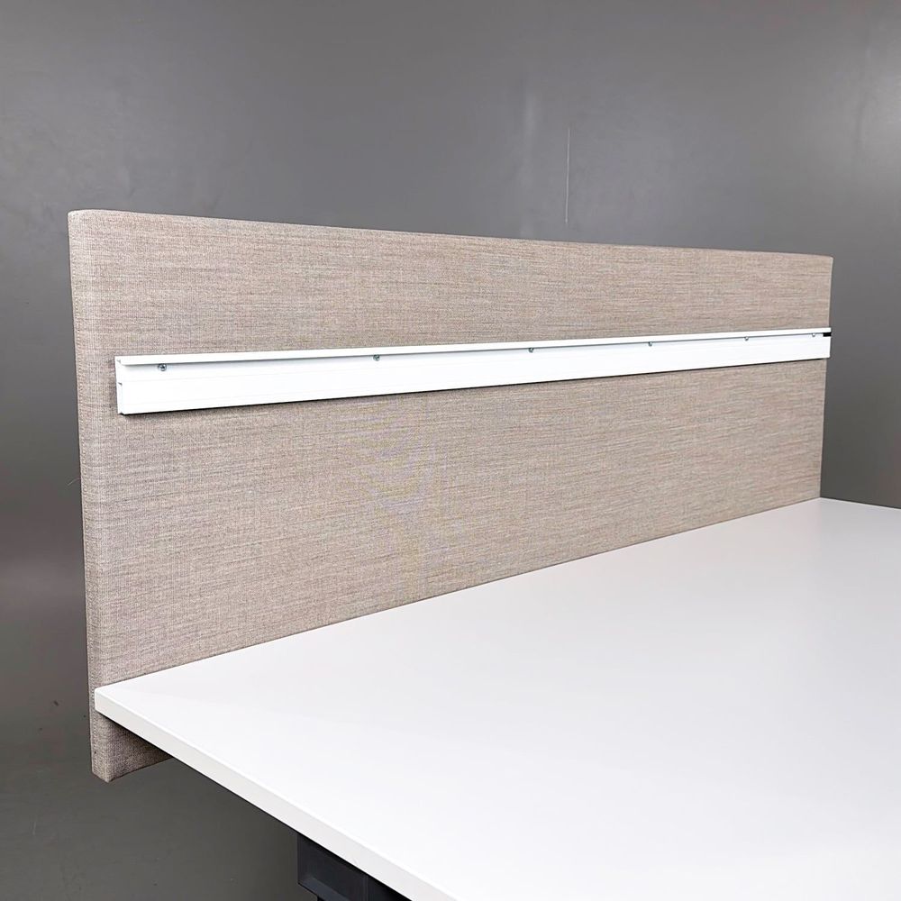 Begagnad bordsskärm VX från Horreds i beige med funktionslist. Mått: bredd 120 cm, djup 3 cm och höjd 60 cm. 