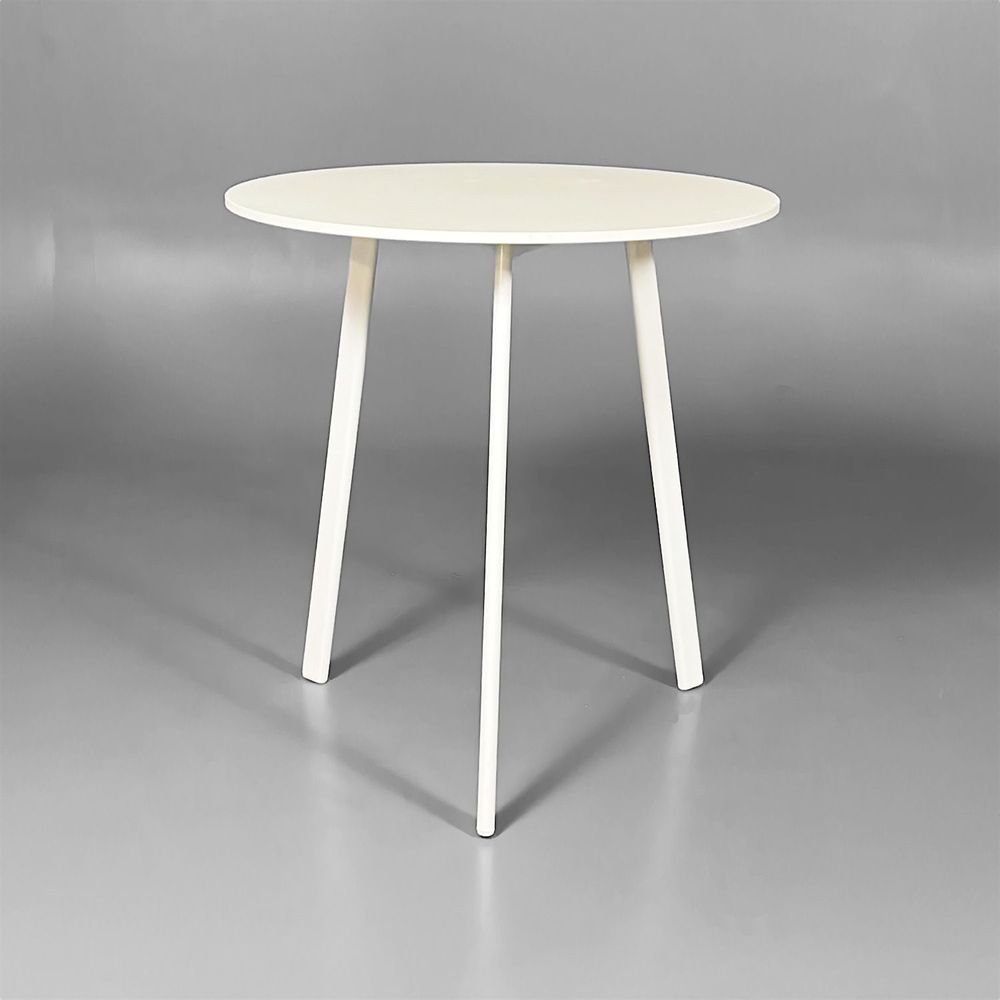 Begagnat cafébord från Magis, modell Striped, i färgen vit. Rund bordsskiva med tre ben. Mått: diameter 70 cm och höjd 74 cm. 