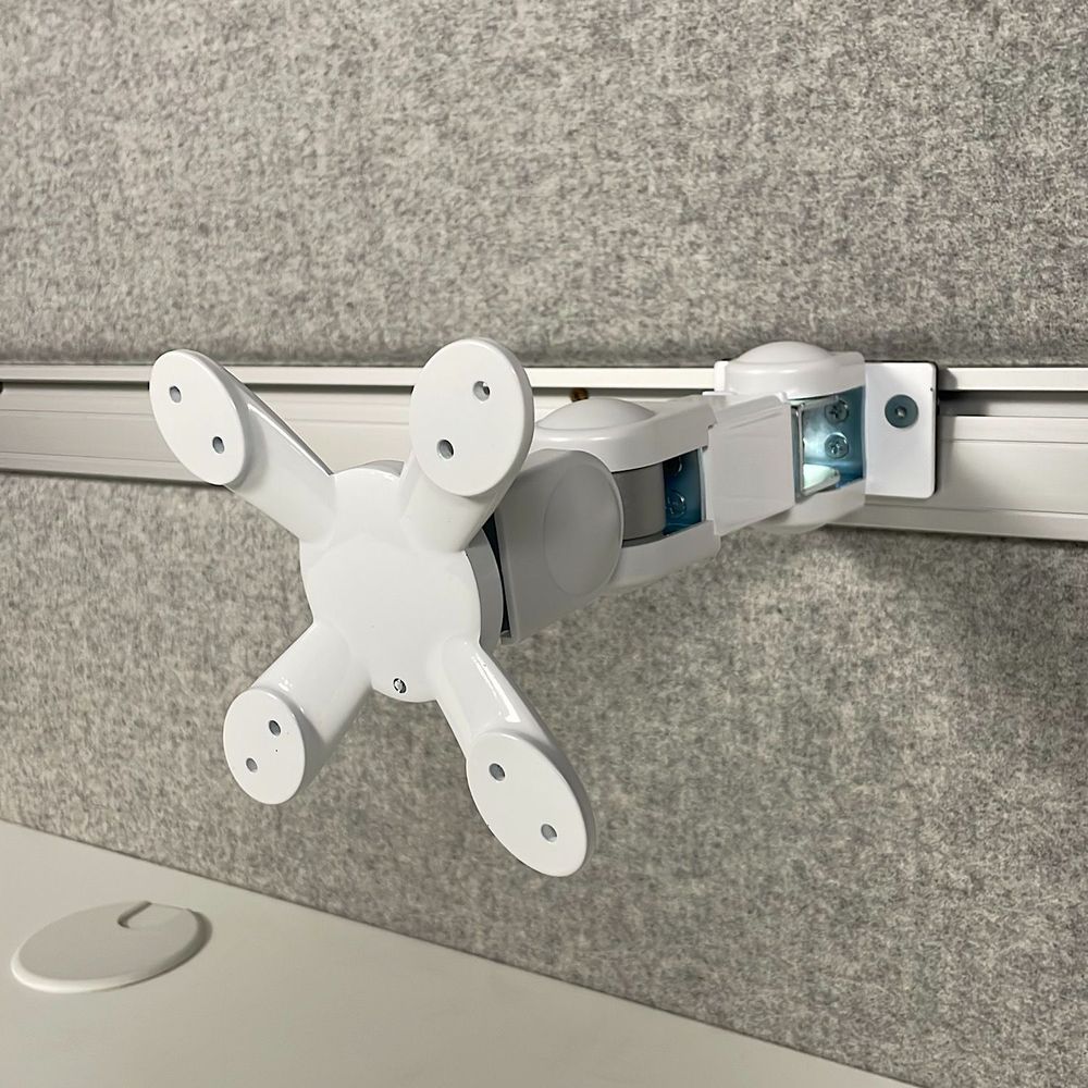 Begagnad vit monitorarm från Forming Function, modell Vesa. Hållbart metallfäste med justerbara funktioner för optimal ergonomi. Bredd upp till 100 cm. Skick: 4/5